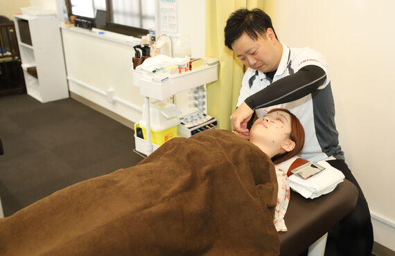 顔のむくみの改善やリフトアップをご希望の30代女性がPRIMO鍼灸整骨に来院されました！